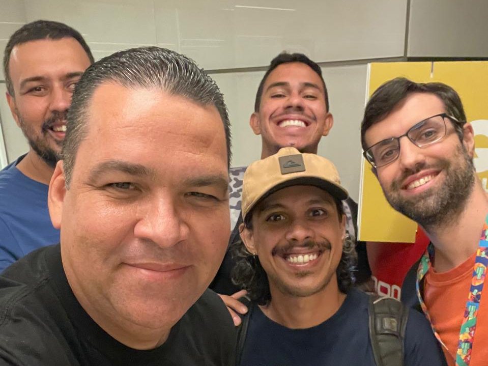 Hugo Lago em selfie com alunos do curso de narração esportiva nos Estúdios da Rádio Globo RJ