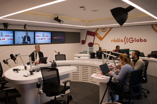 Bancada de narração esportiva nos Estúdios da Rádio Globo RJ