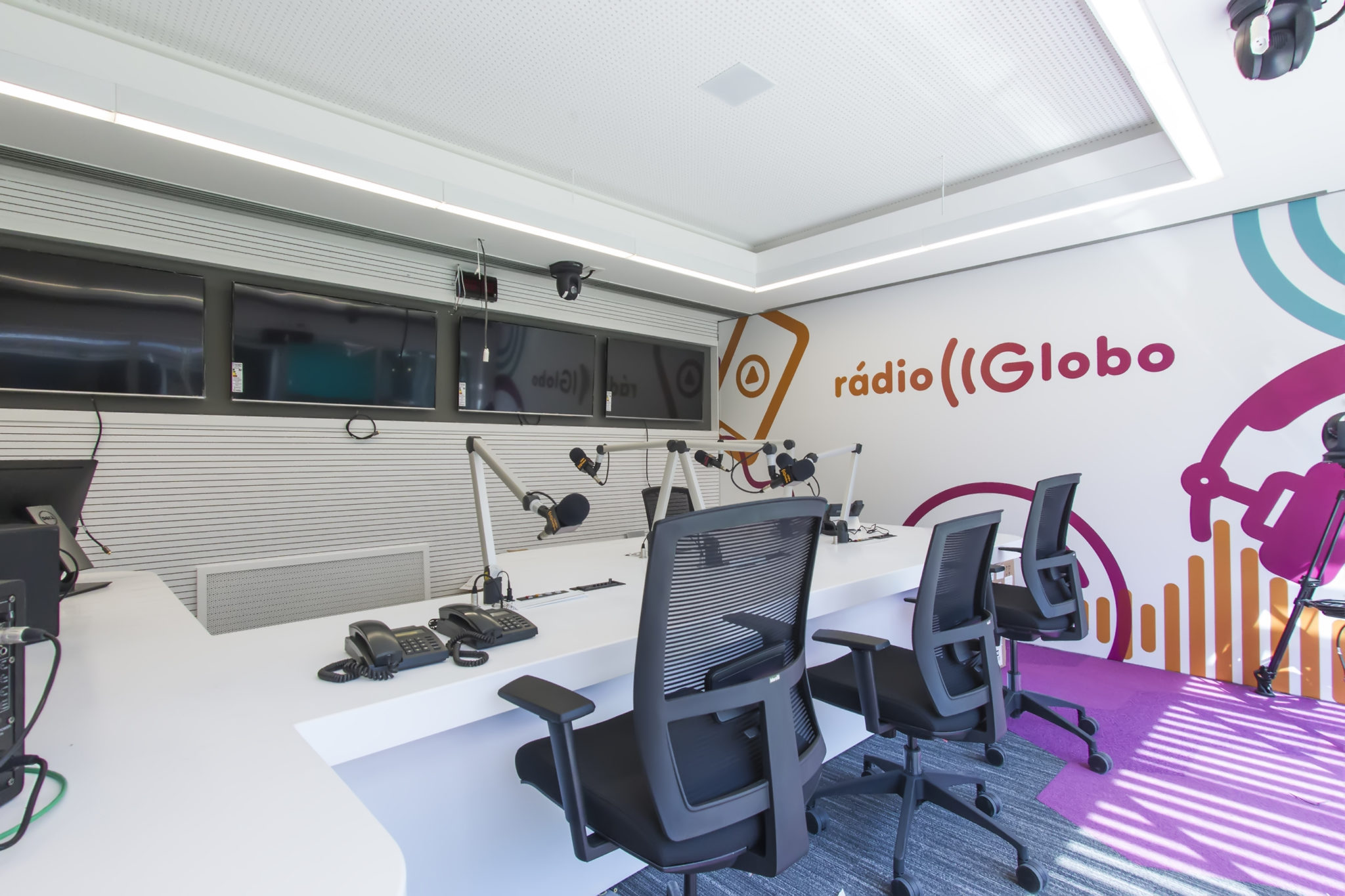 Mesa de transmissão da Rádio Globo RJ vista de outro ângulo