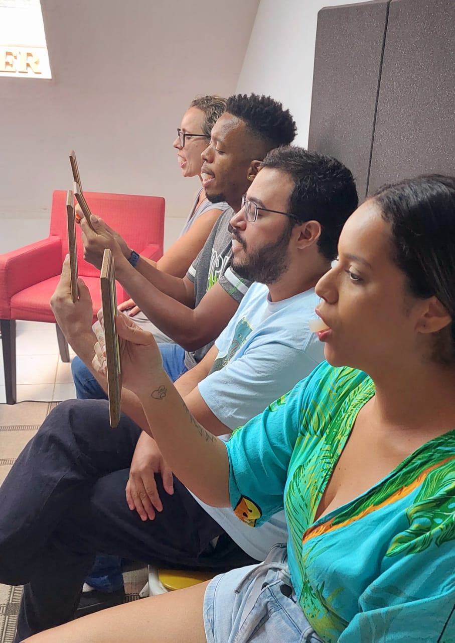 Alunos em exercício de leitura com livros no estúdio