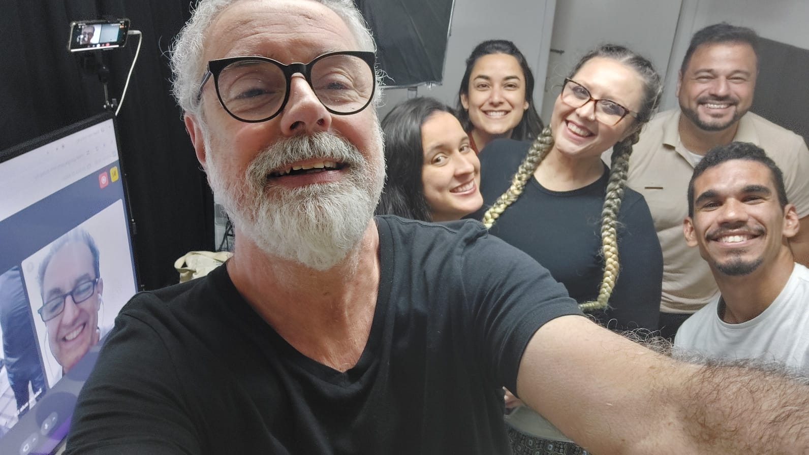 Ruy Jobim em selfie com alunos no estúdio e colega online na chamada