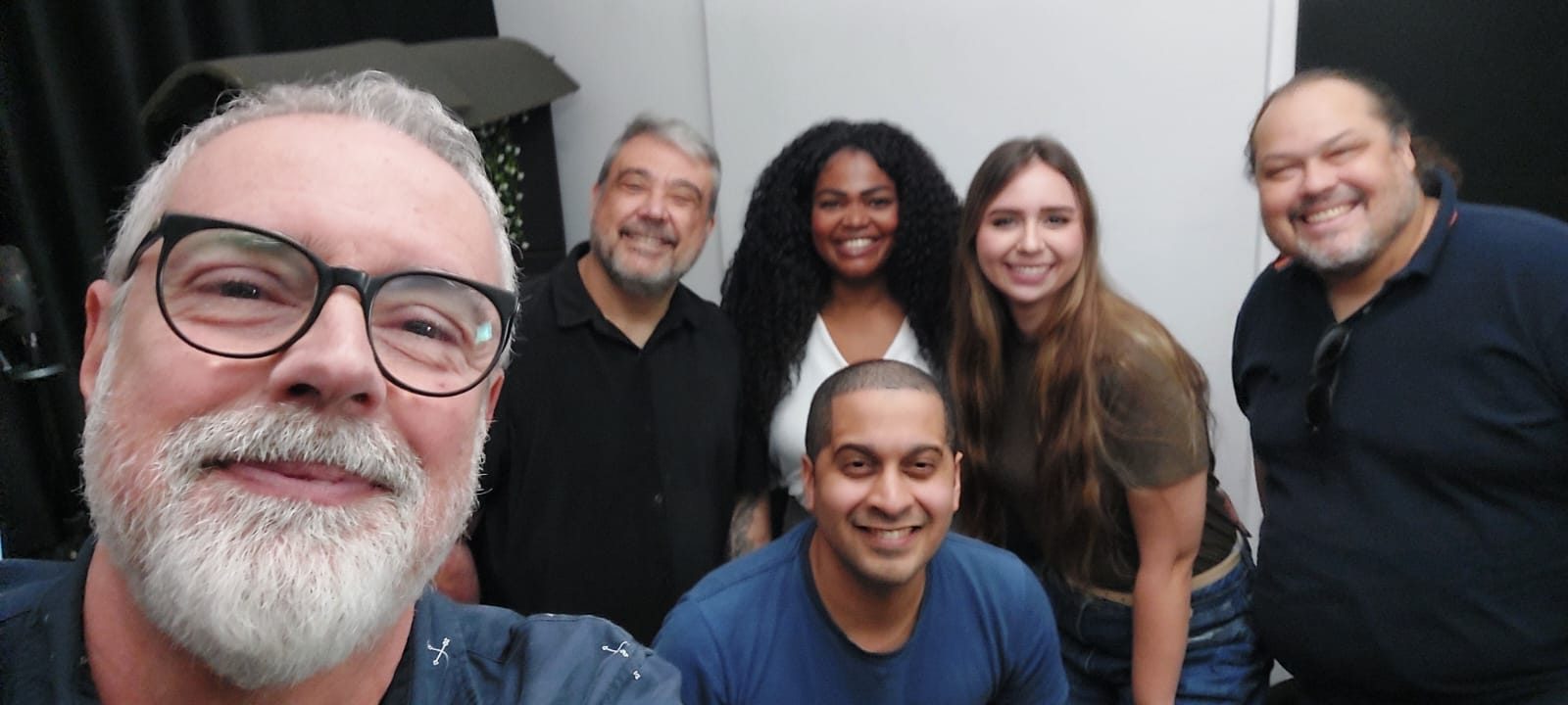 Ruy Jobim em selfie com cinco alunos reunidos no estúdio da Escola de Rádio