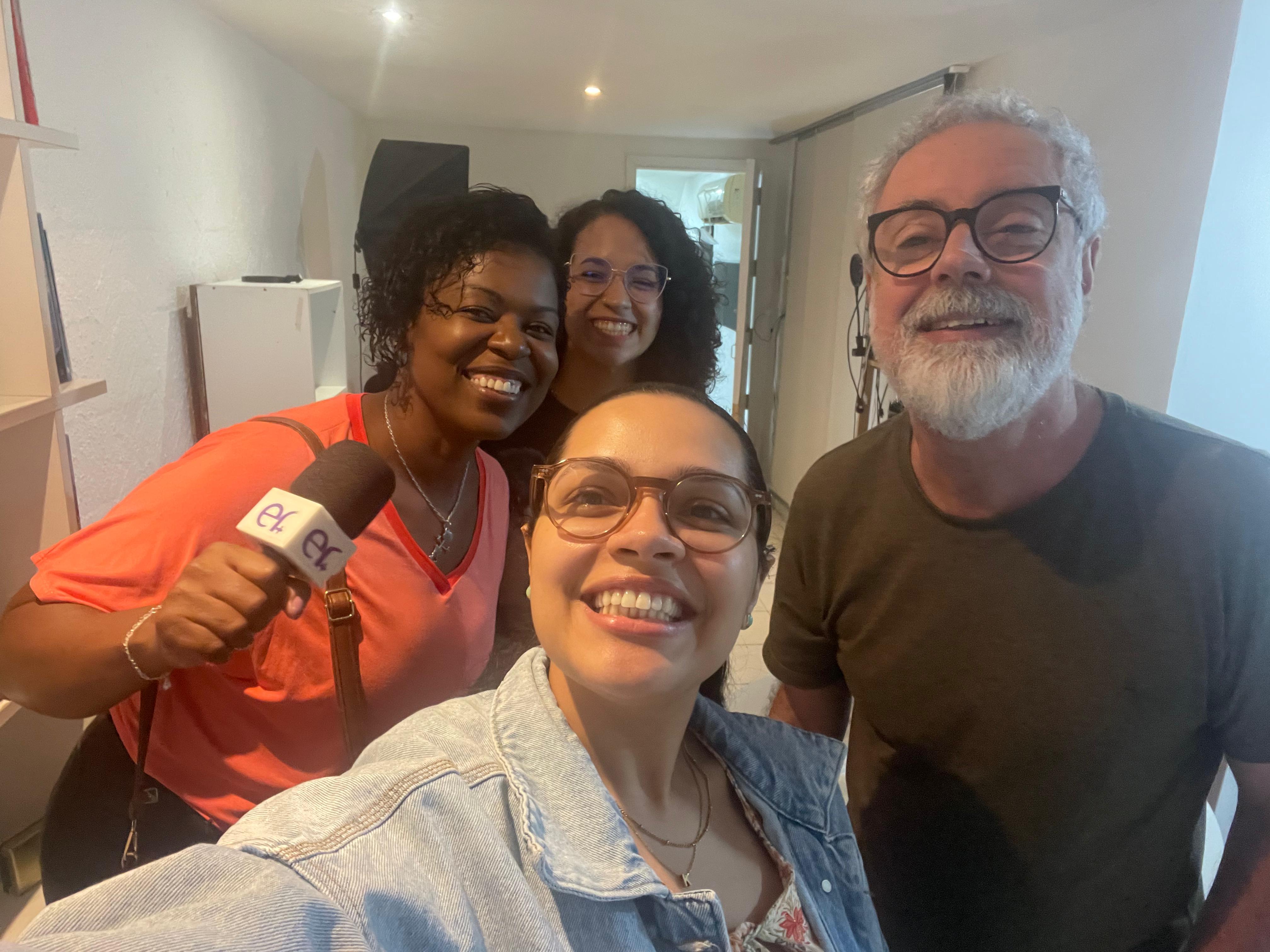 Selfie de quatro alunos com o microfone ER+ em outro ângulo do estúdio
