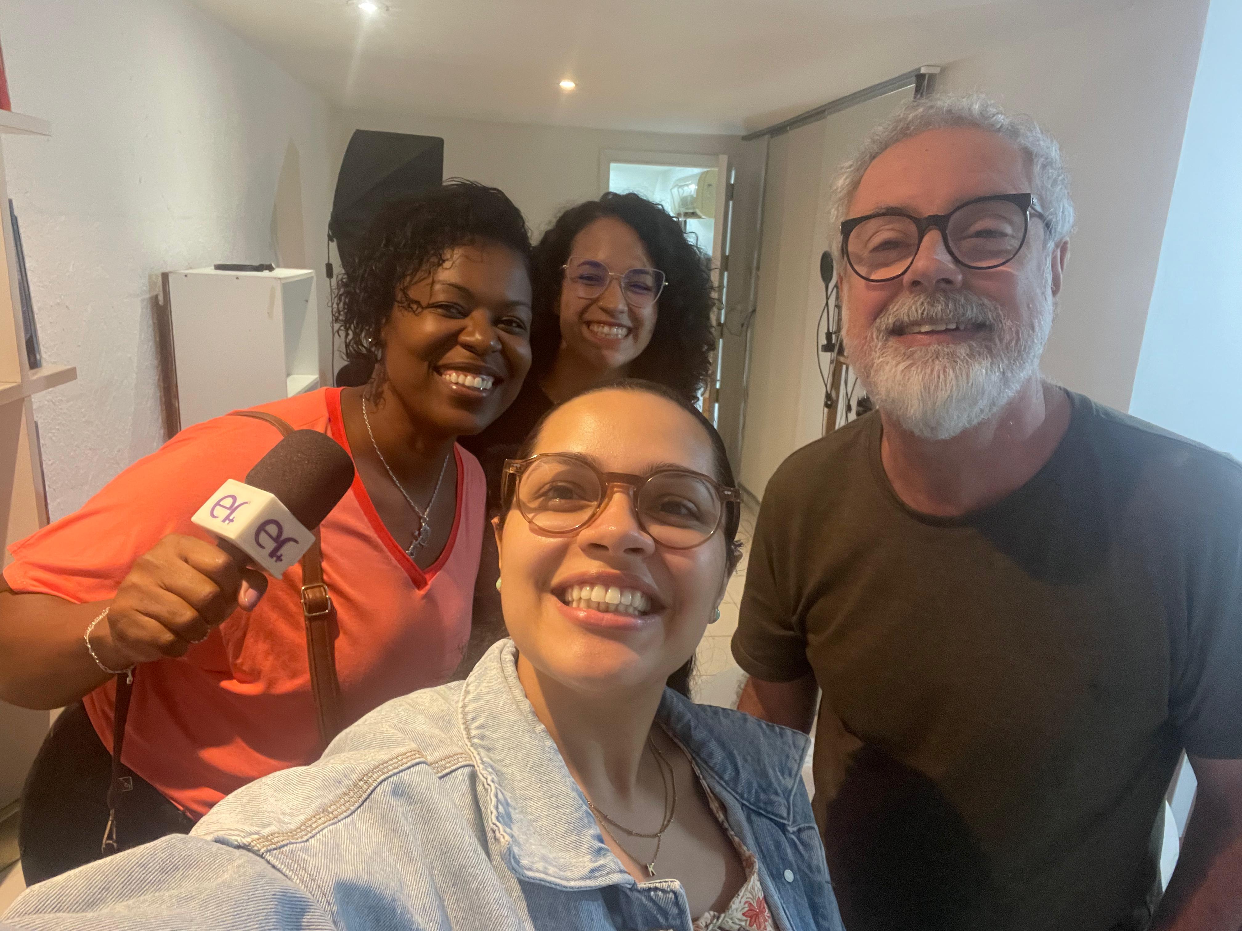 Selfie de quatro alunos segurando o microfone da Escola de Rádio