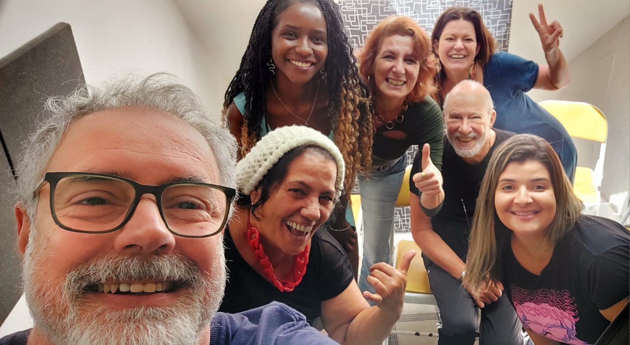 Selfie alegre da turma no estúdio da ER+