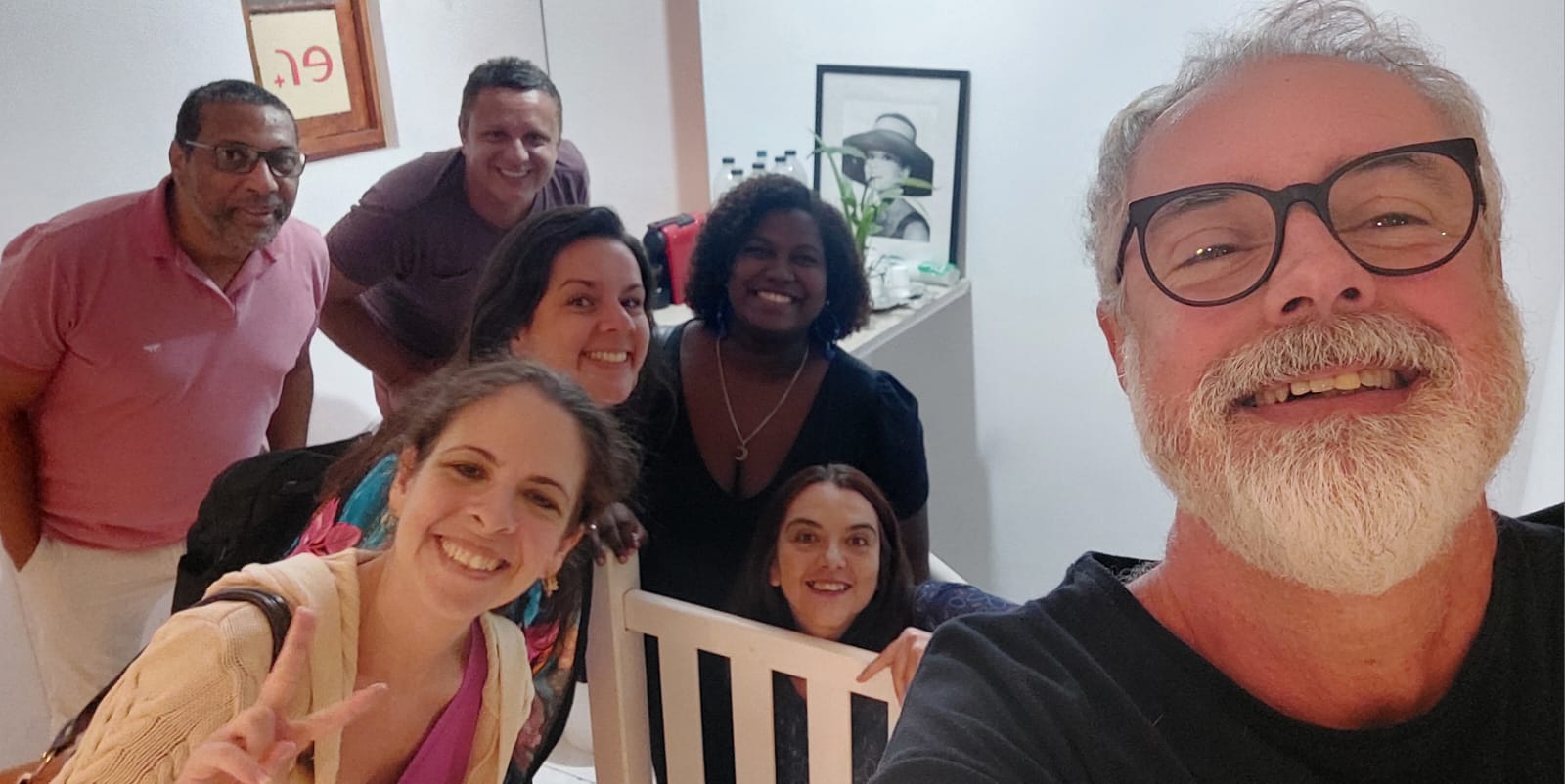 Selfie da turma em roda de reunião no estúdio da Escola de Rádio