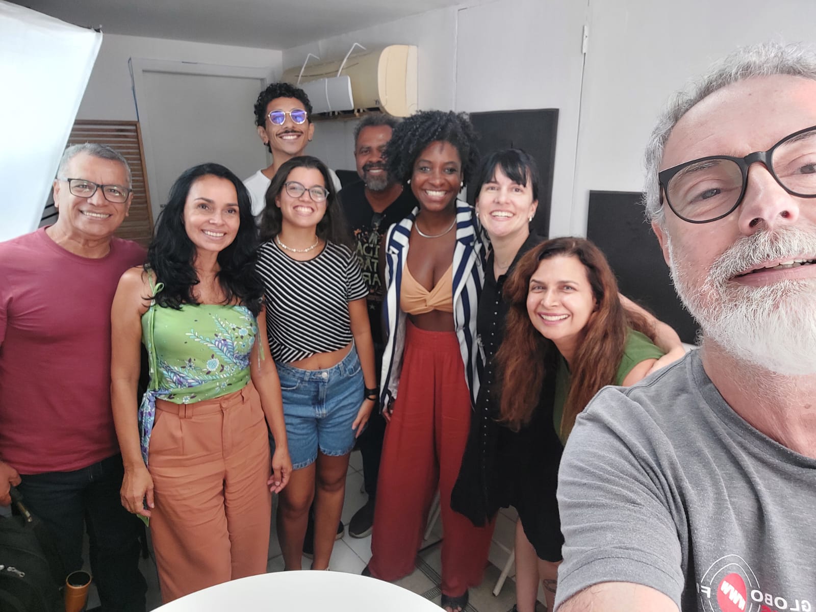 Selfie da turma com Ruy Jobim no estúdio iluminado por softbox