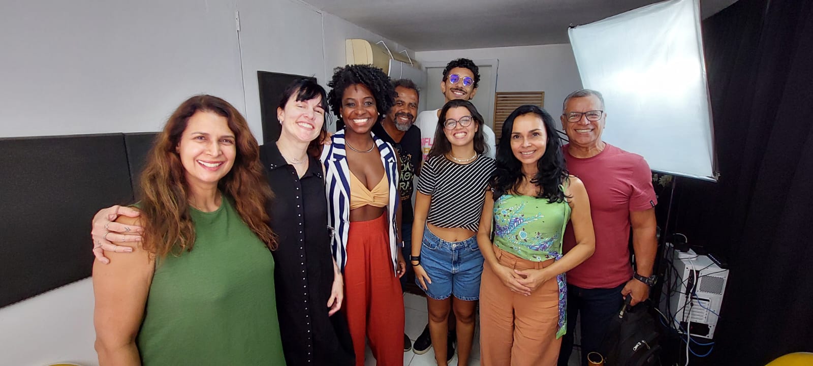 Turma posando no estúdio com iluminação profissional