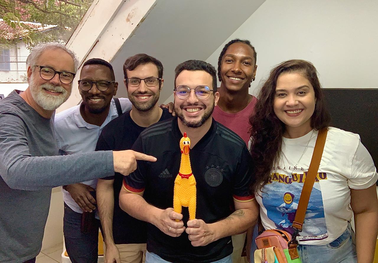 Turma posando com a galinha de borracha, mascote descontraído da ER+