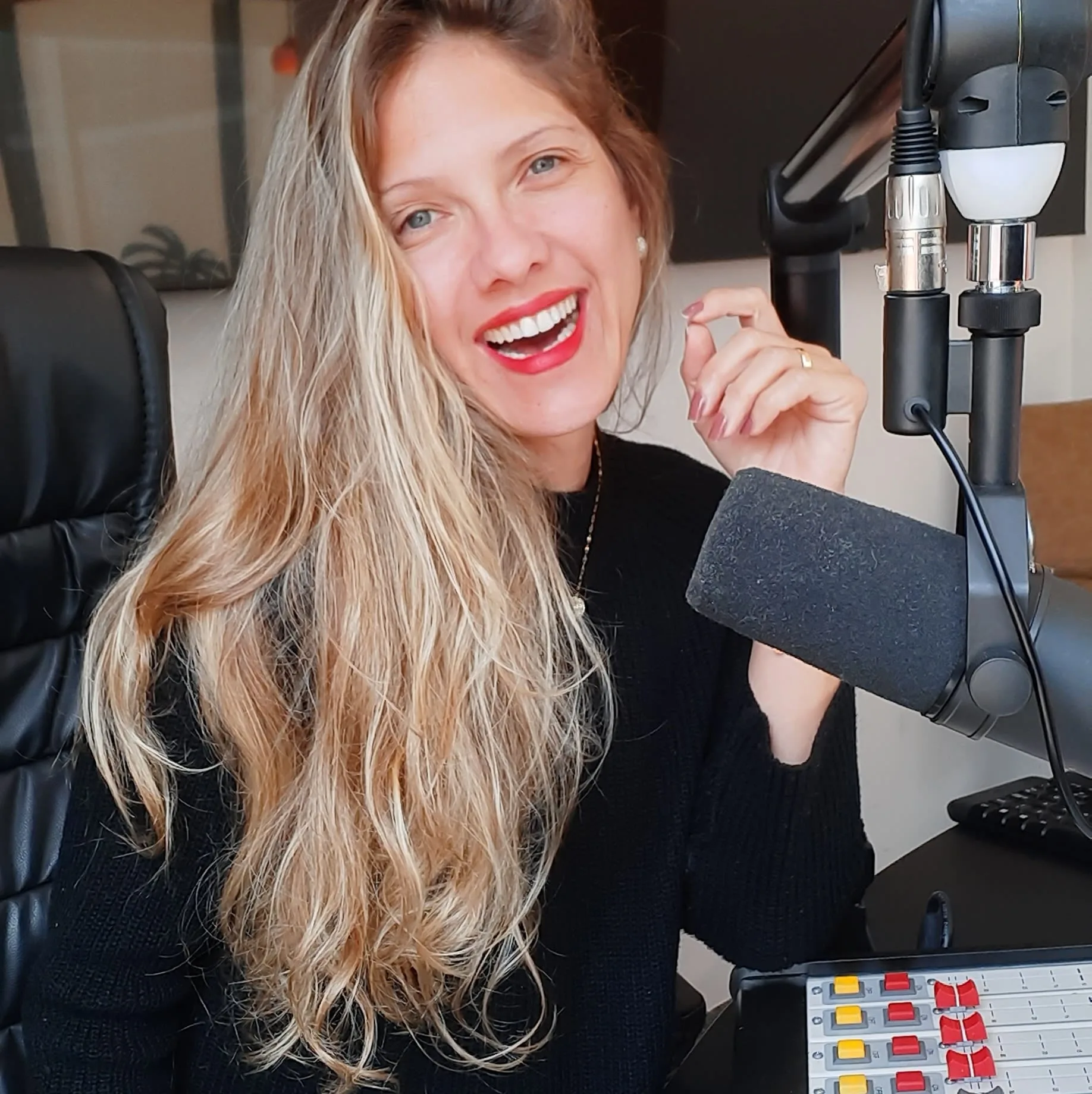 Vanessa Victorino, locutora da Positividade FM