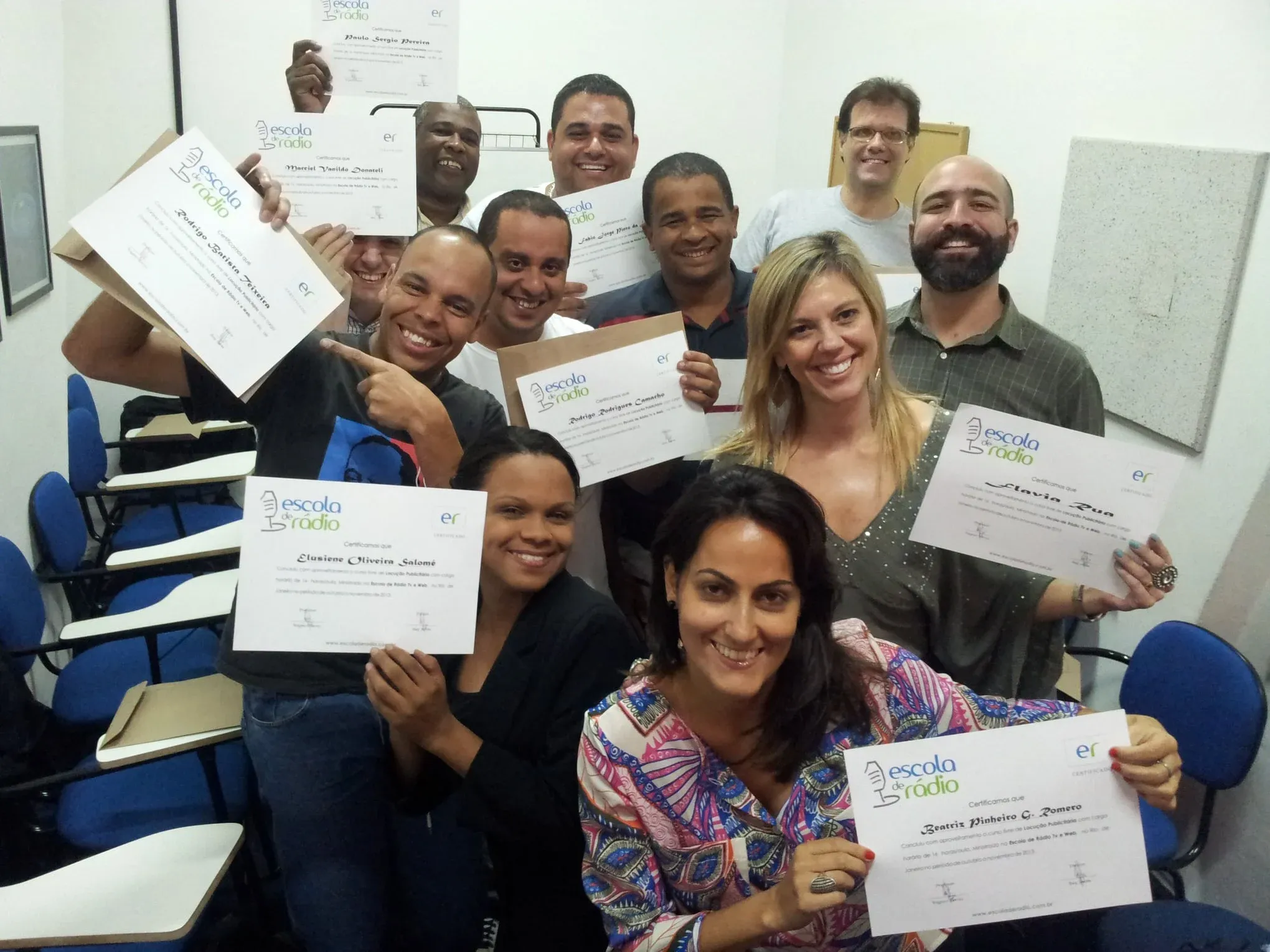 Turma de alunos da Escola de Rádio na cerimônia de formatura