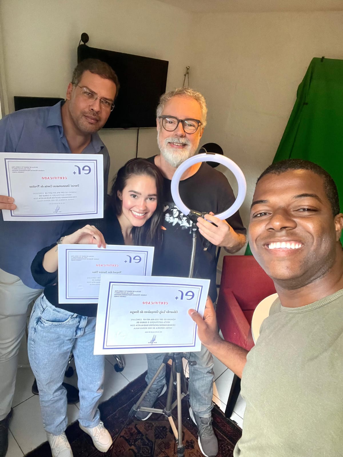 Aluno da Escola de Rádio recebendo o certificado de conclusão