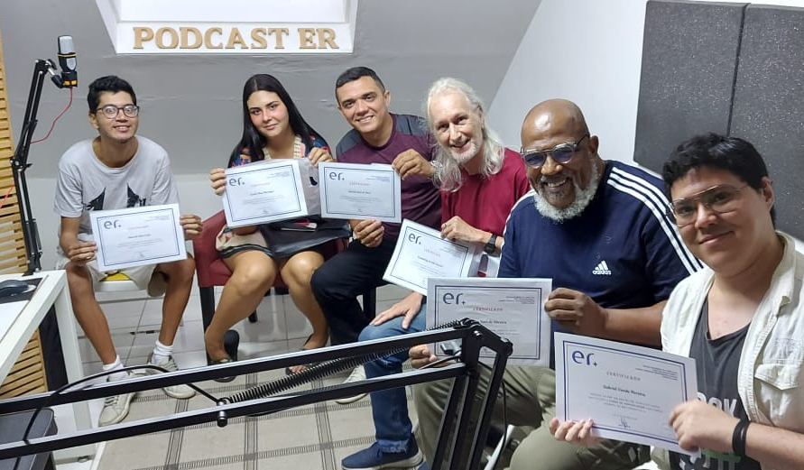 Aluno da Escola de Rádio com o certificado de conclusão