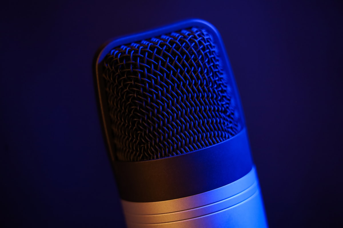 Microfone profissional de podcast em estúdio
