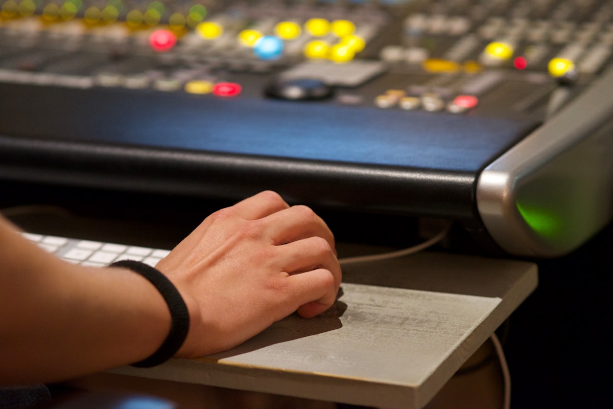 Produtor de áudio editando em console de estúdio
